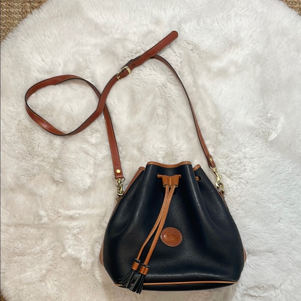 VTG Dooney & Bourke  Drawstring Bucket leather Handbag.